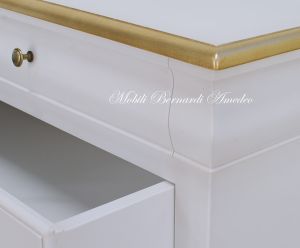 Wooden bedroom chest of drawers with white finish and gold leaf profiles